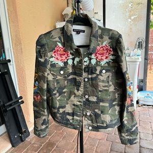 Bright floral embroidery camo print denim jacket hit of stretch size L